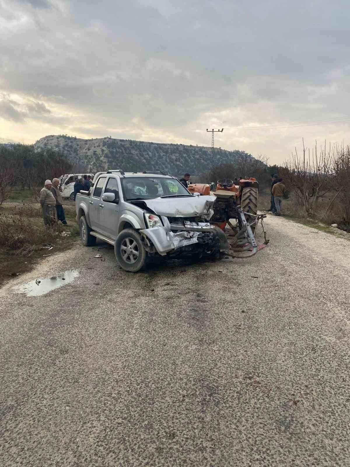 Mersin’de kamyonet traktöre arkadan çarptı: 4 yaralı
