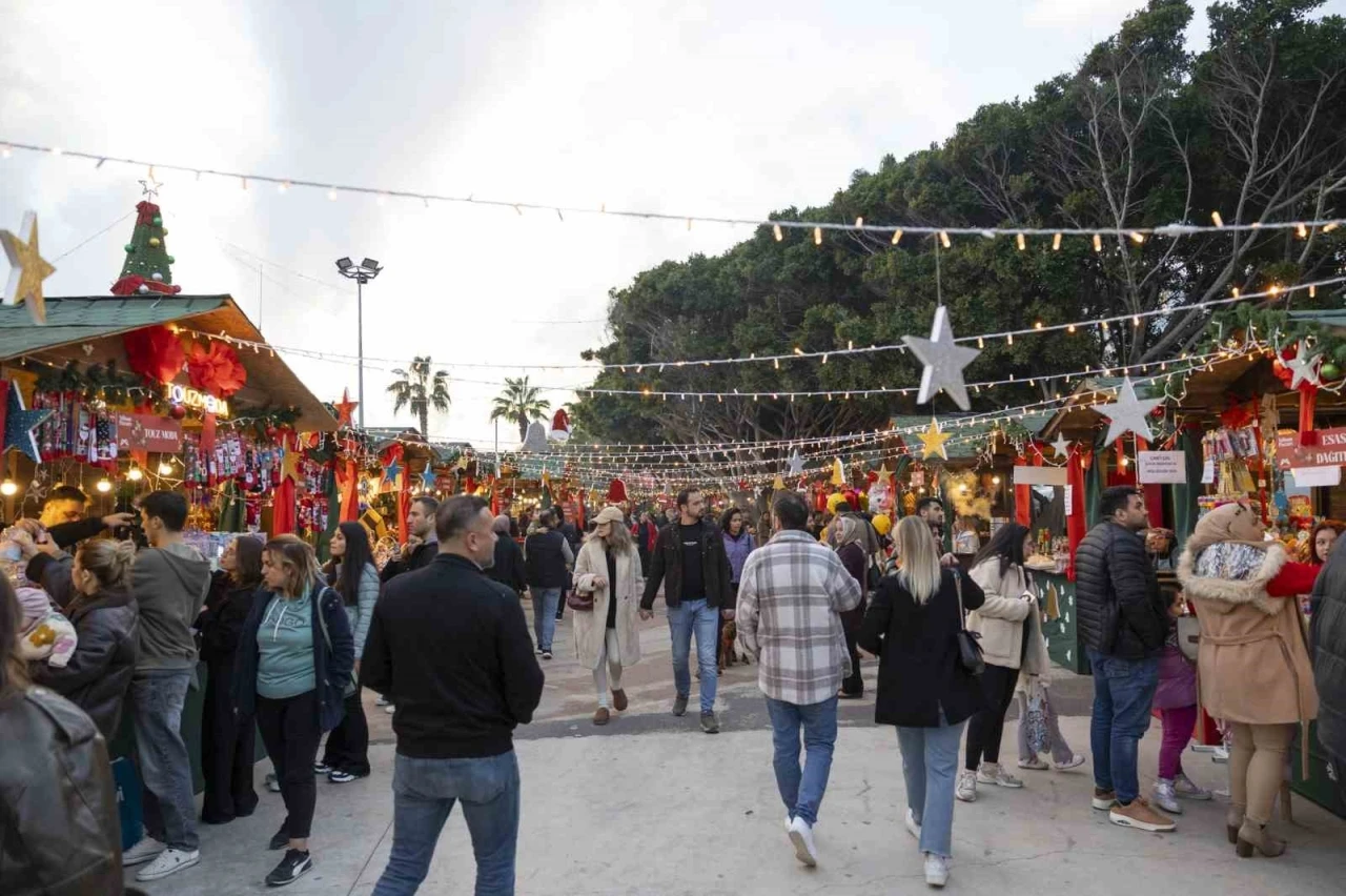 Mersin’de kurulan ’Yılbaşı Pazarı’ vatandaşları bekliyor
