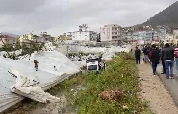 Mersin'de kuvvetli rüzgar, seraları yıktı 