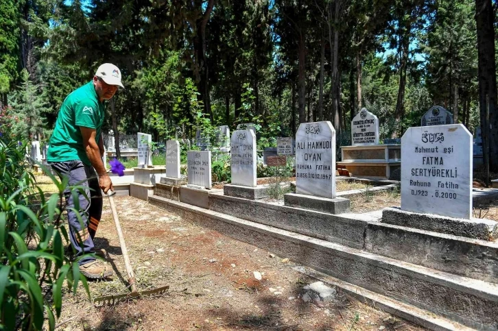 Mersin’de mezarlıklar ve ibadethaneler bayrama hazır
