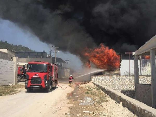 Mersin'de mobilya atölyesinde yangın