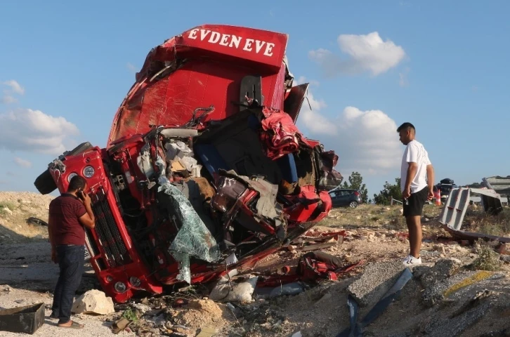 Mersin’de nakliye kamyonu kaza yaptı: 4 ölü
