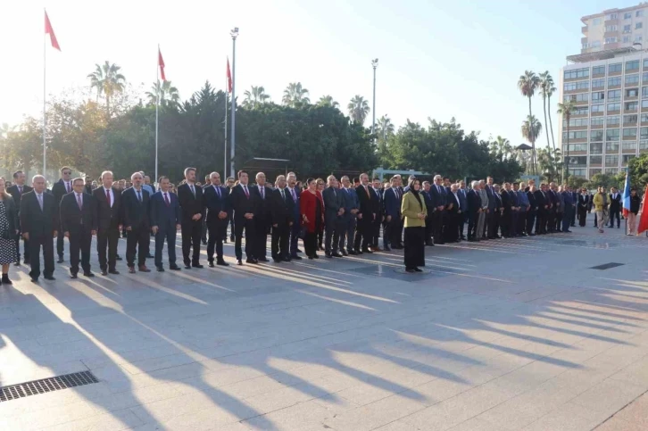 Mersin’de Öğretmenler Günü dolayısıyla Atatürk Anıtı’na çelenk sunuldu

