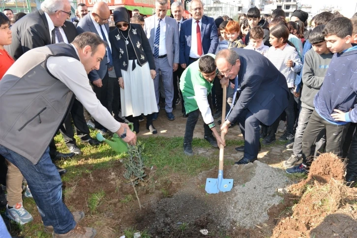 Mersin’de okul bahçelerine 600 zeytin fidanı dikildi
