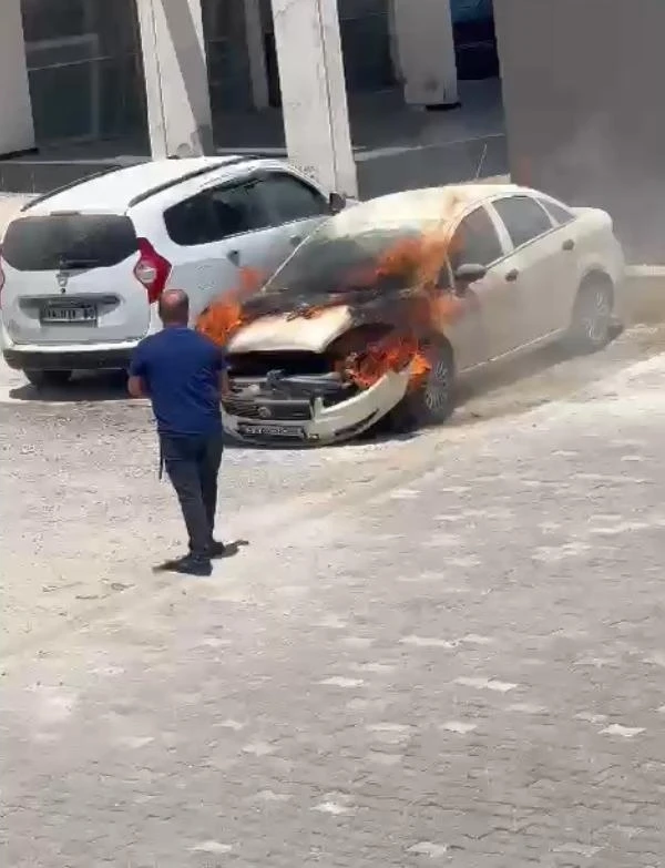 Mersin'de park halindeki otomobil yandı