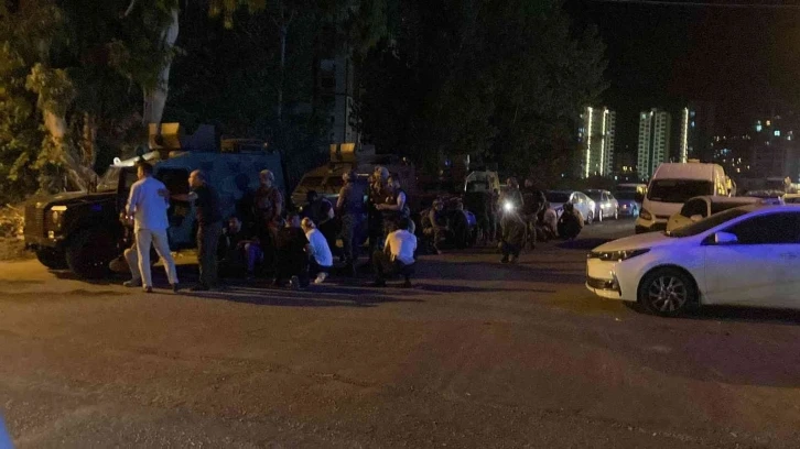 Mersin’de polis noktasına bombalı araçla saldırı: 1’i ağır 2 polis yaralı
