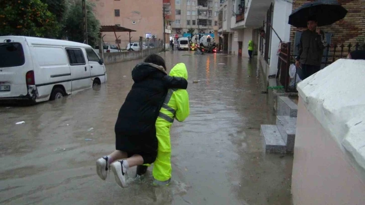 Mersin’de sağanak yağış sele neden oldu
