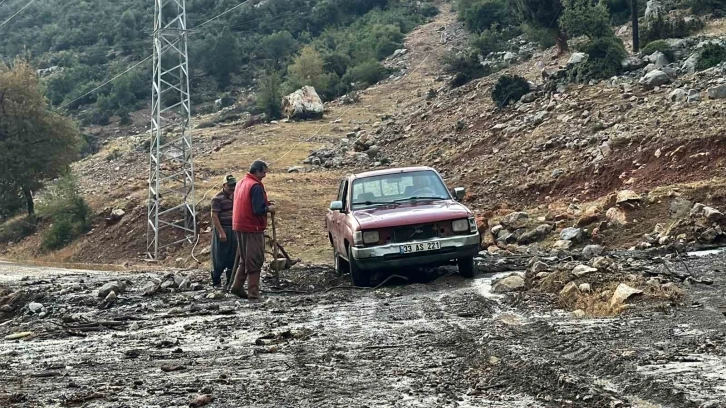 Mersin’de şiddetli yağış hayatı olumsuz etkiledi
