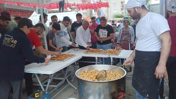 Mersin'deki kutlamalarda lokma tatlısı dağıtıldı