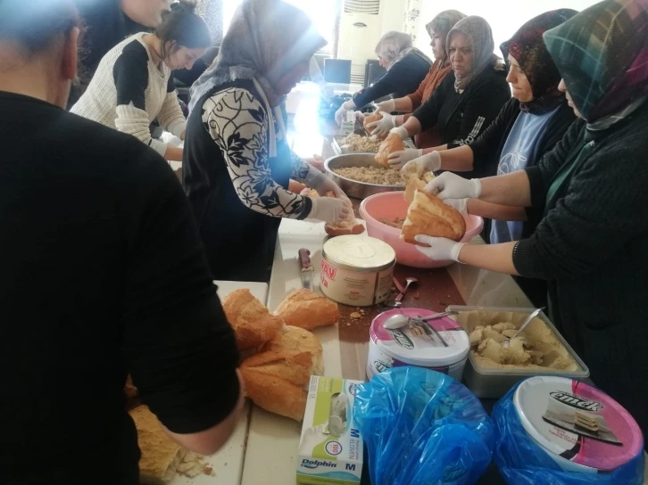 Mersin İl Milli Eğitim Müdürlüğü deprem bölgesinde yemek hizmeti verdi
