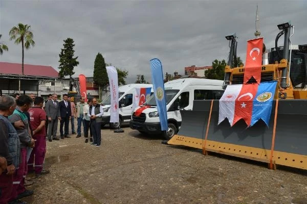 Mersin Orman Bölge'ye 2 minibüs ile 1 dozer