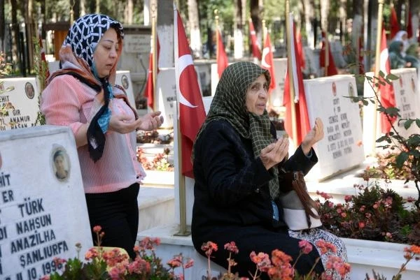 Mersin Şehitliği'nde hüzünlü bayramlaşma