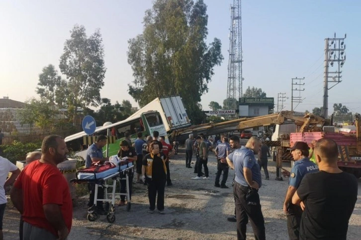 Mersin'de yolcu otobüsü önce kamyona, ardından tıra çarptı: 1 ölü, 28 yaralı