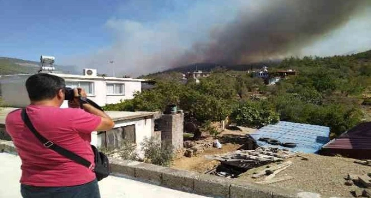 Mersin'deki orman yangını sürüyor: 30 ev tedbiren boşaltıldı