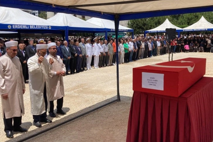 Mersinli şehidi binlerce kişi uğurladı