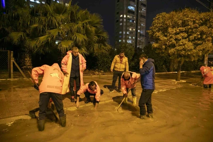 MESKİ ekipleri, yağıştan dolayı sabaha kadar görev yaptı
