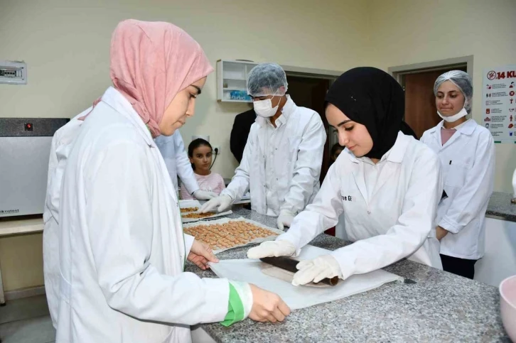 Meslek liseliler yemek artıklarını kedi ve köpek mamasına dönüştürüyor
