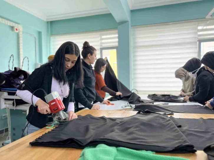 Meslek lisesi öğrencileri depremzedeler için kışlık ürün üretiyor
