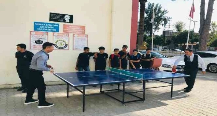 Meslek lisesi öğrencileri, okullara tenis masası üretiyor