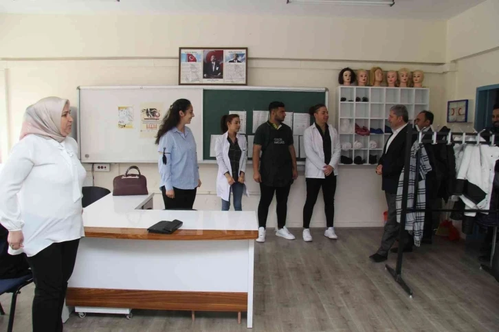 Meslek lisesi öğrencilerinden engellilere ücretsiz saç bakımı
