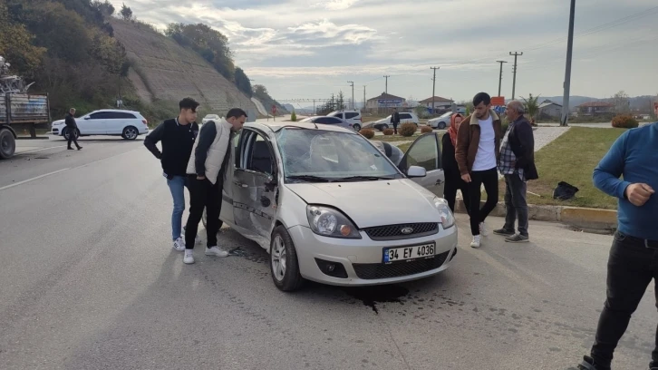 Metal hurda yüklü tır ile otomobil çarpıştı: 1 yaralı
