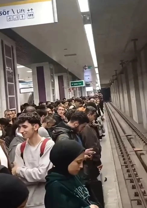 Metro arızalandı, vatandaşlar mağdur oldu
