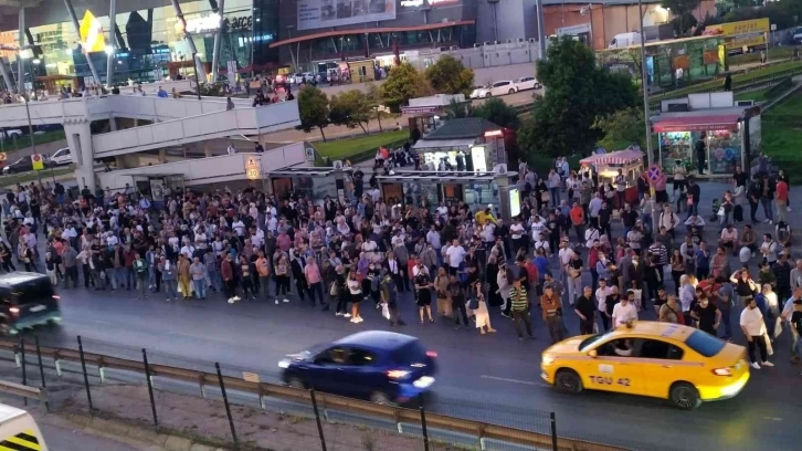 Metrobüs seferleri durdurulunca otobüs durakları doldu taştı
