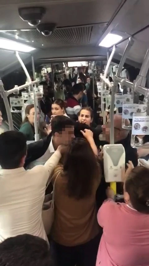 Metrobüs’te koltuk verme kavgası
