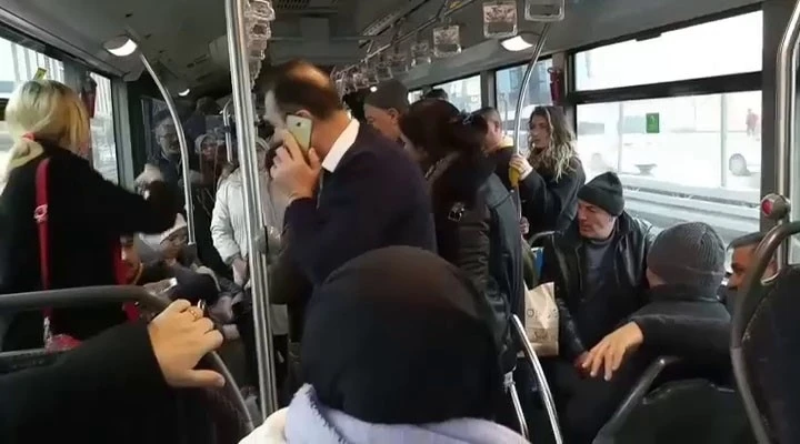 Metrobüste edilen "Telefonumu çaldın" kavgası kamerada
