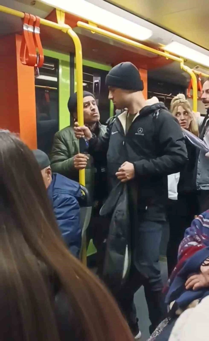 Metroda müzik çalarak para toplayan gençler ile vatandaşlar arasında tartışma çıktı
