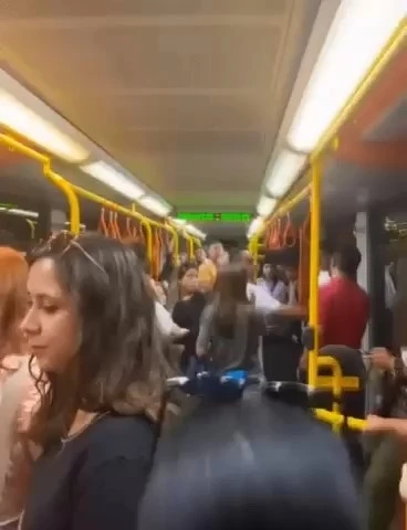 Metroda yer verme kavgası kamerada
