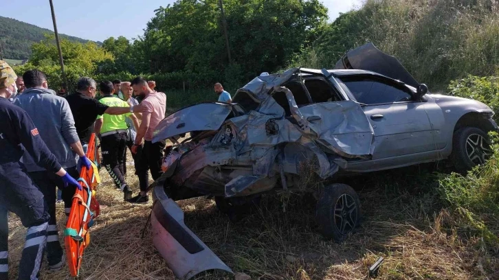 Mevlit dönüşü takla atan otomobil şarampole yuvarlandı: 1’i ağır 4 yaralı
