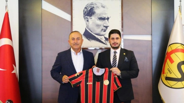 Mevlüt Çavuşoğlu’ndan, Eskişehirspor’a ziyaret