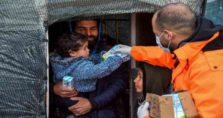 Mevsimlik tarım işçilerine çorba, çocuklara süt ikramı