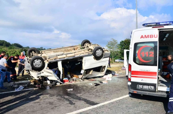 Mevsimlik tarım işçilerini taşıyan minibüs ile hafif ticari araç çarpıştı: 1 ölü, 19 yaralı
