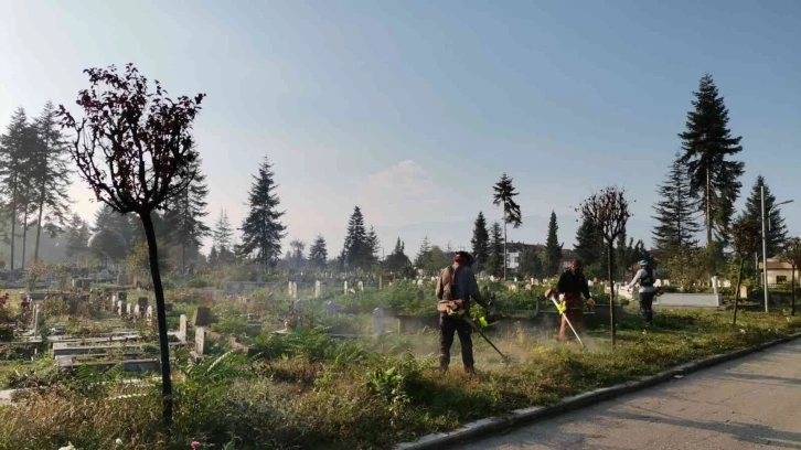 Mezarlıklar bakıma alındı
