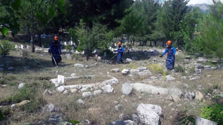 Mezarlıklarda bayram temizliği
