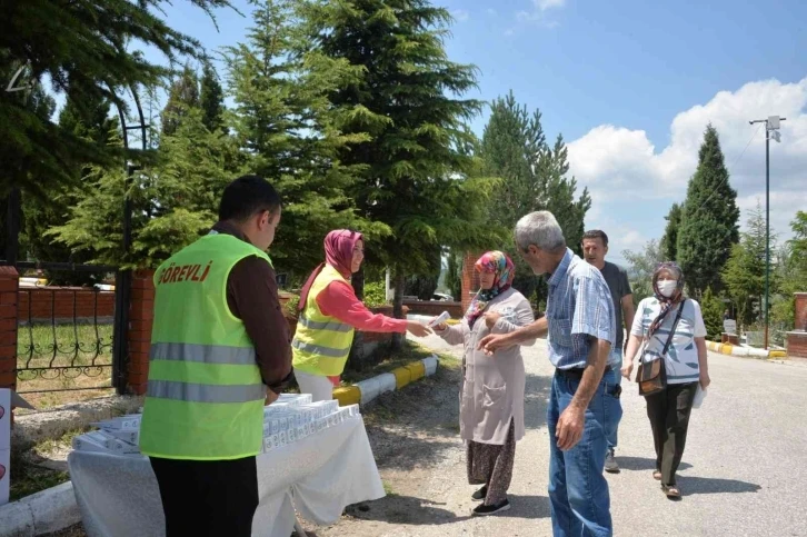 Mezarlıkta arife günü yoğunluğu
