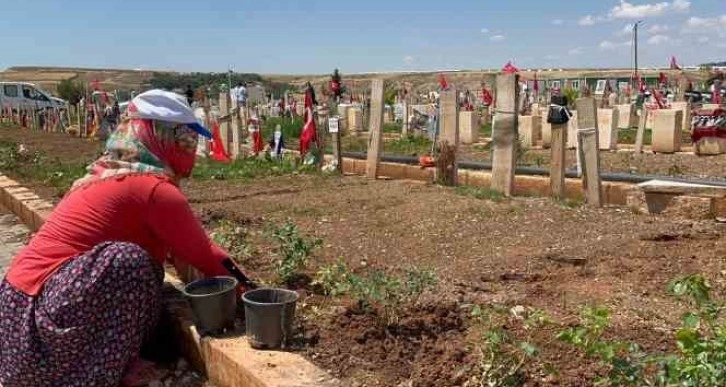 Mezarlıkta bayram hazırlıkları devam ediyor