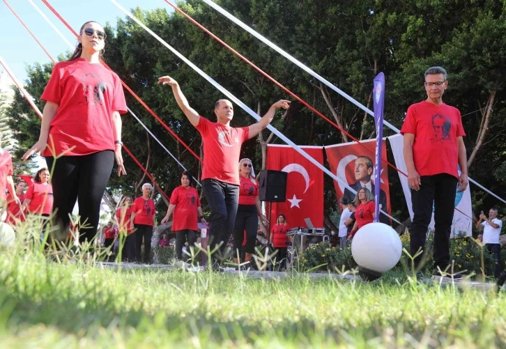 Mezitli’de ’99. yılda 99 zeybek’ gösterisi
