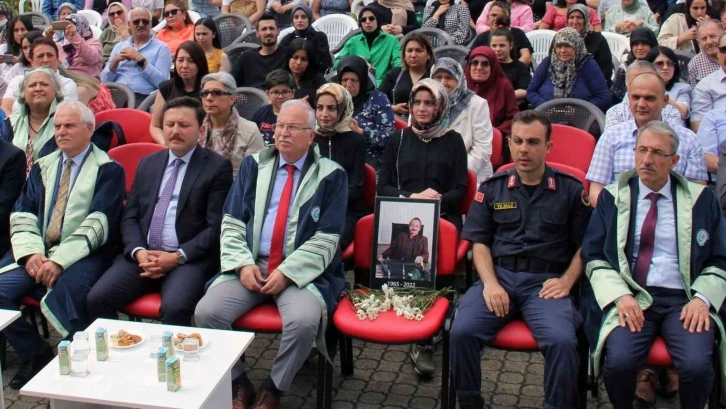 Mezuniyet töreninde öğrenciler, vefat eden hocalarını unutmadı
