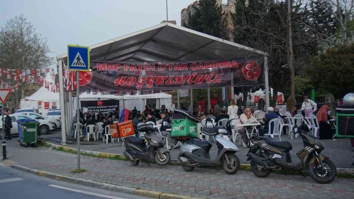 MHP’den Ayvansaray’da 18 yıllık iftar geleneği
