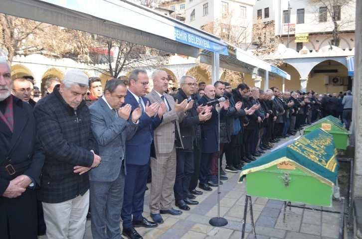 MHP’li eski vekilin ağabeyi ve yengesi son yolculuğuna uğurlandı
