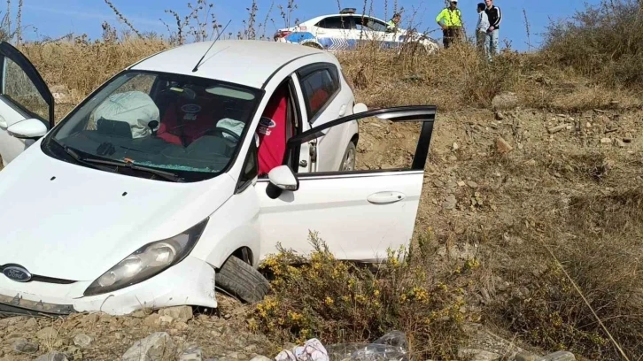 Mıcır nedeniyle yolda kayan otomobil şarampole devrildi: 2 yaralı
