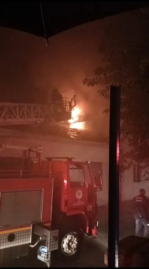 Milas’ta yıldırım düşmesi sonucu bir evde yangın çıktı
