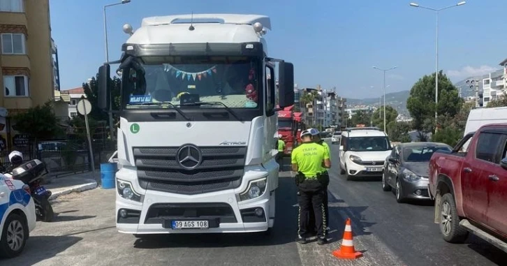 Milas’ta yük taşıyan araçlar denetleniyor
