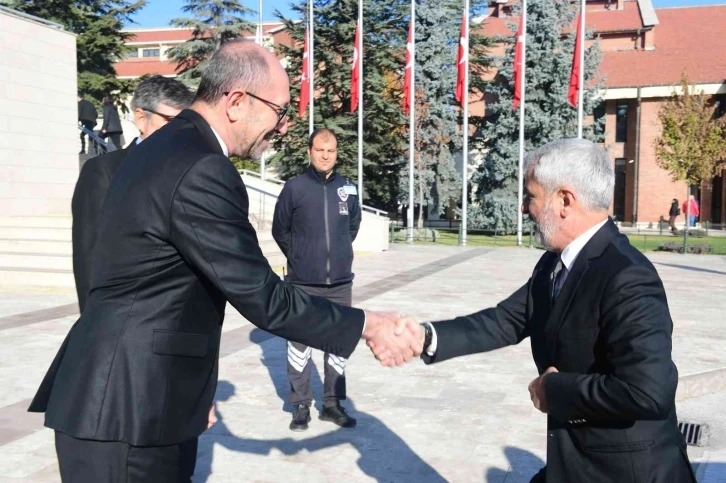 Milletvekili Sadak, "Anadolu Üniversitesi tüm Türk dünyasının üniversitesidir"
