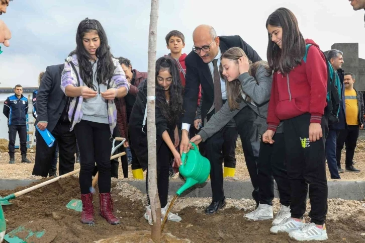 Milli Ağaçlandırma Günü’nde fidanlar toprakla buluşturuldu
