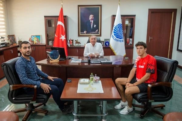 Milli atletten Başkan Akay’a ziyaret