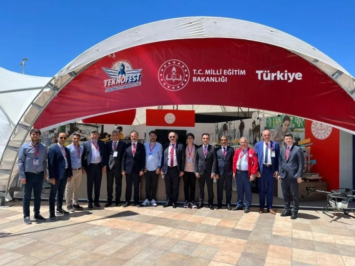 Milli Eğitim Bakanı Özer, TEKNOFEST’te MEB’in standını ziyaret etti
